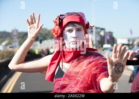 Dover, Royaume-Uni. 21 septembre 2019. Rébellion Extinction protester contre l'importation d'aliments au Royaume-Uni, qui a une empreinte carbone et l'on peut cultiver dans la Grande-Bretagne elle-même près du port de Douvres, causant des perturbations de la circulation sur les routes dans et autour de Douvres. Crédit : Joe Keurig / Alamy News Banque D'Images