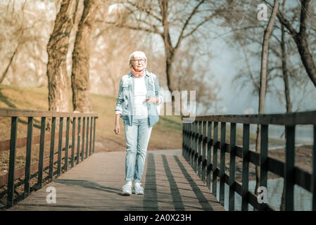 Heureux dans les années dame envoûtant de prendre une promenade Banque D'Images