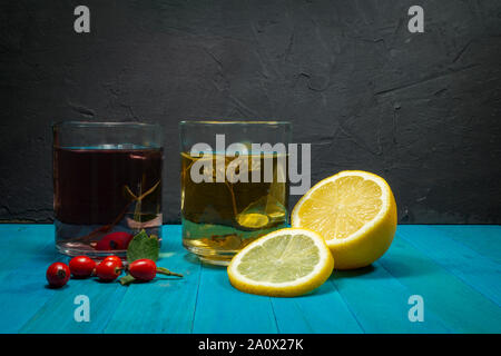 Sélection de nourriture contre la grippe. Produit naturel pour une excellente immunité - tisane, citron, rose hips Banque D'Images