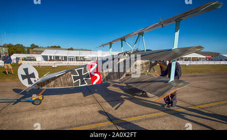 WW1 Fokker DR1 triplan de mis sur le volant pour l'affichage à l'IWM Duxford 2019 Spectacle aérien de la bataille d'Angleterre, Cambridgeshire, Angleterre, RU Banque D'Images