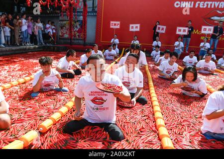 Hangzhou, Chine, Province de Zhejiang. 22 Sep, 2019. Les touristes invités participent à une compétition à chilieating Songcheng scenic area à Hangzhou, Zhejiang Province de Chine orientale, du 22 septembre 2019. Credit : Huang Zongzhi/Xinhua/Alamy Live News Banque D'Images