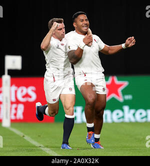 England's Manu Tuilagi (à droite) célèbre marquant son deuxième côtés essayez avec George Ford pendant la Coupe du Monde de Rugby 2019 Bassin C match à Sapporo Dome. Banque D'Images