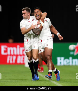 England's Manu Tuilagi (à droite) célèbre marquant son deuxième côtés essayez avec George Ford pendant la Coupe du Monde de Rugby 2019 Bassin C match à Sapporo Dome. Banque D'Images