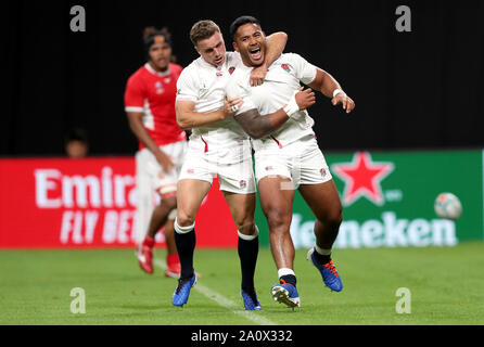 England's Manu Tuilagi (à droite) célèbre marquant son deuxième côtés essayez avec George Ford pendant la Coupe du Monde de Rugby 2019 Bassin C match à Sapporo Dome. Banque D'Images