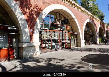 Le niveau de la rue boutiques sous la promenade plantée, une promenade verte dans le 12e arrondissement à la suite de l'ancienne ligne de chemin de fer de Vincennes, Paris, France. Banque D'Images