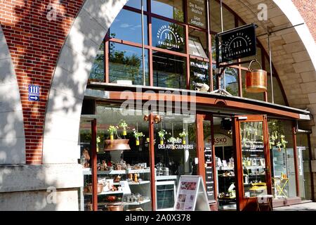 Cuisine boutique sous le niveau de la rue de la promenade plantée, promenade verte dans le 12e arrondissement à la suite de l'ancienne ligne de chemin de fer de Vincennes, Paris, France. Banque D'Images