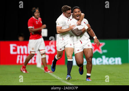 England's Manu Tuilagi (à droite) célèbre marquant son deuxième côtés essayez avec George Ford pendant la Coupe du Monde de Rugby 2019 Bassin C match à Sapporo Dome. Banque D'Images