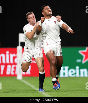 England's Manu Tuilagi (à droite) célèbre marquant son deuxième côtés essayez avec George Ford pendant la Coupe du Monde de Rugby 2019 Bassin C match à Sapporo Dome. Banque D'Images