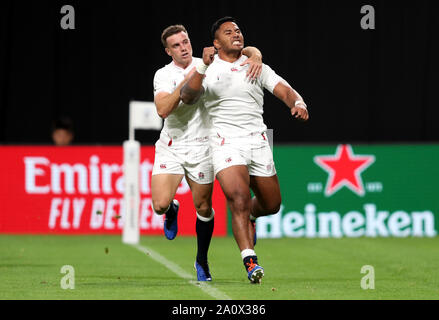 England's Manu Tuilagi (à droite) célèbre marquant son deuxième côtés essayez avec George Ford pendant la Coupe du Monde de Rugby 2019 Bassin C match à Sapporo Dome. Banque D'Images