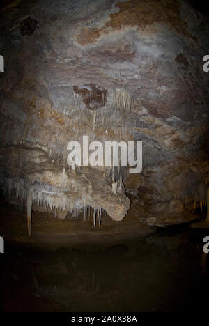 Cours d'eau par l'intermédiaire de grotte avec des stalactites et stalagmites, Lake Cave, Margaret River, Australie Banque D'Images