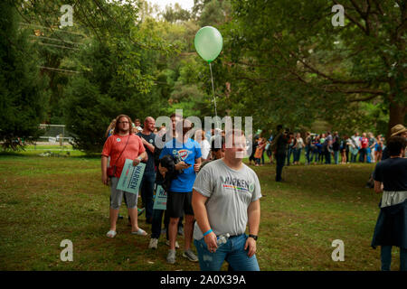 Des Moines, États-Unis. Sep 21, 2019. Elizabeth Warren partisans attendre pour prendre vos autoportraits avec leur candidat au cours de la Comté de Polk Steak frite à l'eau Travaux publics Park à Des Moines, Iowa.L'événement a attiré 17 candidats à l'investiture démocrate pour la présidence des États-Unis. Le Caucase de l'Iowa sont Lundi 3 février 2020, et bien que pas un des principaux vous permettront de limiter le domaine de candidats à la présidence avant la première élection primaire dans l'état du New Hampshire. Credit : SOPA/Alamy Images Limited Live News Banque D'Images