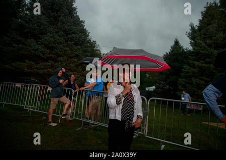 Des Moines, États-Unis. Sep 21, 2019. Une femme porte un parapluie sous la pluie pendant le comté de Polk Steak frite à l'eau Travaux publics Park à Des Moines, Iowa.L'événement a attiré 17 candidats à l'investiture démocrate pour la présidence des États-Unis. Le Caucase de l'Iowa sont Lundi 3 février 2020, et bien que pas un des principaux vous permettront de limiter le domaine de candidats à la présidence avant la première élection primaire dans l'état du New Hampshire. Credit : SOPA/Alamy Images Limited Live News Banque D'Images