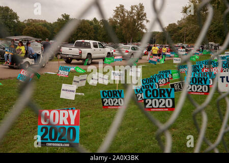 Des Moines, États-Unis. Sep 21, 2019. Panneaux de campagne sont vus au cours de la route une doublure Polk Comté Steak frite à l'eau Travaux publics Park à Des Moines, Iowa.L'événement a attiré 17 candidats à l'investiture démocrate pour la présidence des États-Unis. Le Caucase de l'Iowa sont Lundi 3 février 2020, et bien que pas un des principaux vous permettront de limiter le domaine de candidats à la présidence avant la première élection primaire dans l'état du New Hampshire. Credit : SOPA/Alamy Images Limited Live News Banque D'Images