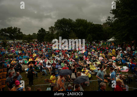 Des Moines, États-Unis. Sep 21, 2019. Une foule assister au comté de Polk Steak frite à l'eau Travaux publics Park à Des Moines, Iowa.L'événement a attiré 17 candidats à l'investiture démocrate pour la présidence des États-Unis. Le Caucase de l'Iowa sont Lundi 3 février 2020, et bien que pas un des principaux vous permettront de limiter le domaine de candidats à la présidence avant la première élection primaire dans l'état du New Hampshire. Credit : SOPA/Alamy Images Limited Live News Banque D'Images