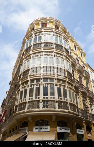 Bâtiment avec coin arrondi. Exemple typique de l'architecture dans le centre-ville de Málaga, Andalousie, espagne. Banque D'Images