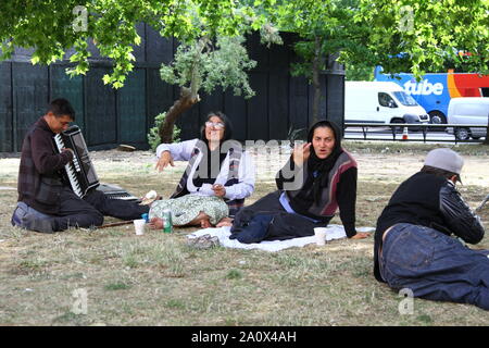 CAMP de migrants sans-abri dans la région de Park Lane, Mayfair, Londres AUTORISÉ PAR LA POLICE, MAIS LE CAMP EST LÀ DEPUIS CES PHOTOGRAPHIES ONT ÉTÉ PRISES EN 2013. Deux DES HOMMES masquer leurs visages. Certains ont de leurs mains contre de l'argent. Une HAUSSE DE LA CRIMINALITÉ DANS LA ZONE DE MAYFAIR a été rapporté. La plupart de ces campeurs bulgare et roumaine SE DÉPLACER DE HAUT EN BAS PARK LANE à Marble Arch fréquemment. Expulser les habitants de la rue qui sont citoyens de l'UE est illégale. CAMPS DE MIGRANTS. Les migrants économiques. Le vagabondage. Vagabonds. Vagabonds par choix. Banque D'Images