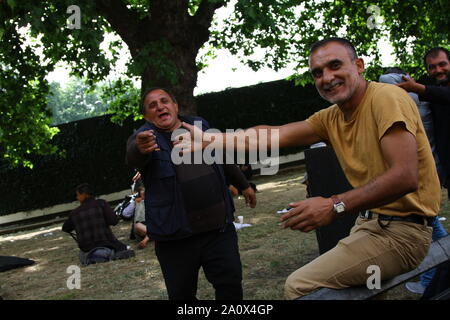 CAMP de migrants sans-abri dans la région de Park Lane, Mayfair, Londres AUTORISÉ PAR LA POLICE, MAIS LE CAMP EST LÀ DEPUIS CES PHOTOGRAPHIES ONT ÉTÉ PRISES EN 2013. Deux DES HOMMES masquer leurs visages. Certains ont de leurs mains contre de l'argent. Une HAUSSE DE LA CRIMINALITÉ DANS LA ZONE DE MAYFAIR a été rapporté. La plupart de ces campeurs bulgare et roumaine SE DÉPLACER DE HAUT EN BAS PARK LANE à Marble Arch fréquemment. Expulser les habitants de la rue qui sont citoyens de l'UE est illégale. CAMPS DE MIGRANTS. Les migrants économiques. Le vagabondage. Vagabonds. Vagabonds par choix. Banque D'Images