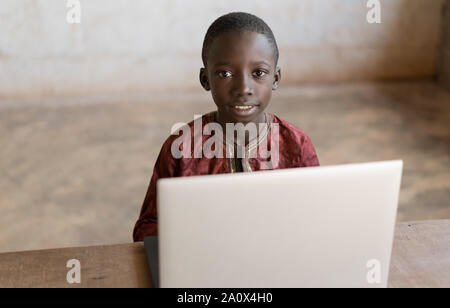 Superbe African Boy Portrait Heads Up with Laptop Banque D'Images