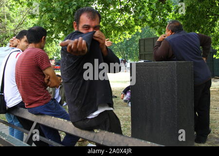 CAMP de migrants sans-abri dans la région de Park Lane, Mayfair, Londres AUTORISÉ PAR LA POLICE, MAIS LE CAMP EST LÀ DEPUIS CES PHOTOGRAPHIES ONT ÉTÉ PRISES EN 2013. Deux DES HOMMES masquer leurs visages. Certains ont de leurs mains contre de l'argent. Une HAUSSE DE LA CRIMINALITÉ DANS LA ZONE DE MAYFAIR a été rapporté. La plupart de ces campeurs bulgare et roumaine SE DÉPLACER DE HAUT EN BAS PARK LANE à Marble Arch fréquemment. Expulser les habitants de la rue qui sont citoyens de l'UE est illégale. CAMPS DE MIGRANTS. Les migrants économiques. Le vagabondage. Vagabonds. Vagabonds par choix. Banque D'Images