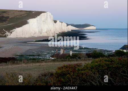 Une vue spectaculaire sur les Sept Soeurs au coucher du soleil. Les Sept Soeurs dans le Sussex, Angleterre sont une série de falaises de craie blanche par la Manche. Banque D'Images