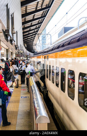 La gare de Tokyo. Vue de la plate-forme du Tohoku Shinkansen, le train à grande vitesse, l'un de la série E, arrive à une plate-forme avec les gens de se mettre hors tension. Banque D'Images