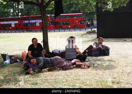 CAMP de migrants sans-abri dans la région de Park Lane, Mayfair, Londres AUTORISÉ PAR LA POLICE, MAIS LE CAMP EST LÀ DEPUIS CES PHOTOGRAPHIES ONT ÉTÉ PRISES EN 2013. Deux DES HOMMES masquer leurs visages. Certains ont de leurs mains contre de l'argent. Une HAUSSE DE LA CRIMINALITÉ DANS LA ZONE DE MAYFAIR a été rapporté. La plupart de ces campeurs bulgare et roumaine SE DÉPLACER DE HAUT EN BAS PARK LANE à Marble Arch fréquemment. Expulser les habitants de la rue qui sont citoyens de l'UE est illégale. CAMPS DE MIGRANTS. Les migrants économiques. Le vagabondage. Vagabonds. Vagabonds par choix. Banque D'Images