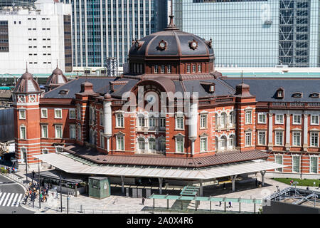 Tokyo. Portrait du côté Marunouchi Tokyo de la brique rouge, bâtiment de la gare de l'entrée orientale, avec des blocs de grande hauteur en arrière-plan. Banque D'Images