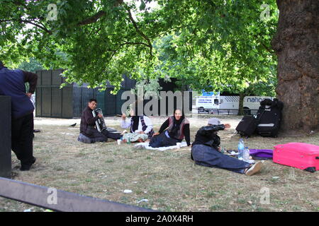 CAMP de migrants sans-abri dans la région de Park Lane, Mayfair, Londres AUTORISÉ PAR LA POLICE, MAIS LE CAMP EST LÀ DEPUIS CES PHOTOGRAPHIES ONT ÉTÉ PRISES EN 2013. Deux DES HOMMES masquer leurs visages. Certains ont de leurs mains contre de l'argent. Une HAUSSE DE LA CRIMINALITÉ DANS LA ZONE DE MAYFAIR a été rapporté. La plupart de ces campeurs bulgare et roumaine SE DÉPLACER DE HAUT EN BAS PARK LANE à Marble Arch fréquemment. Expulser les habitants de la rue qui sont citoyens de l'UE est illégale. CAMPS DE MIGRANTS. Les migrants économiques. Le vagabondage. Vagabonds. Vagabonds par choix. Banque D'Images