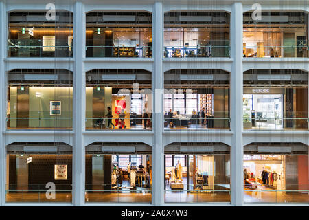 Tokyo, Marunouchi. JP tower KITTE l'intérieur du bâtiment. Trois étages de quatre magasins ouverts chacun sur un côté de l'atrium triangulaire. Magasin Onitsuka Tiger. Banque D'Images