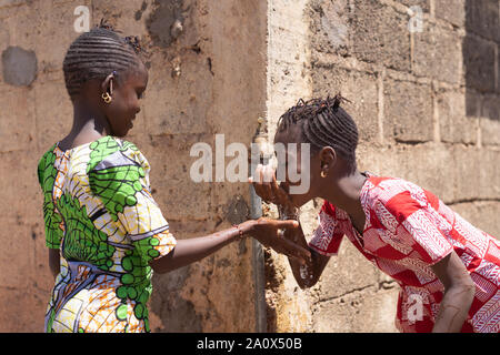 L'eau potable des filles magnifiques ensemble - symbole des droits de l'homme Banque D'Images