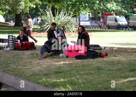 CAMP de migrants sans-abri dans la région de Park Lane, Mayfair, Londres AUTORISÉ PAR LA POLICE, MAIS LE CAMP EST LÀ DEPUIS CES PHOTOGRAPHIES ONT ÉTÉ PRISES EN 2013. Deux DES HOMMES masquer leurs visages. Certains ont de leurs mains contre de l'argent. Une HAUSSE DE LA CRIMINALITÉ DANS LA ZONE DE MAYFAIR a été rapporté. La plupart de ces campeurs bulgare et roumaine SE DÉPLACER DE HAUT EN BAS PARK LANE à Marble Arch fréquemment. Expulser les habitants de la rue qui sont citoyens de l'UE est illégale. CAMPS DE MIGRANTS. Les migrants économiques. Le vagabondage. Vagabonds. Vagabonds par choix. Banque D'Images