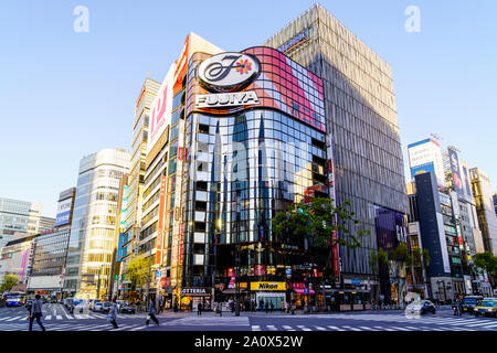 Tokyo, Sukiyabashi carrefour et l'Hulic Ginza Ginza phare bâtiment avec le magasin Gap. Les personnes qui traversent le passage pour piétons de la rue. La journée. Banque D'Images