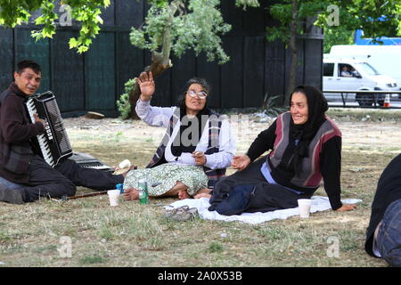 CAMP de migrants sans-abri dans la région de Park Lane, Mayfair, Londres AUTORISÉ PAR LA POLICE, MAIS LE CAMP EST LÀ DEPUIS CES PHOTOGRAPHIES ONT ÉTÉ PRISES EN 2013. Deux DES HOMMES masquer leurs visages. Certains ont de leurs mains contre de l'argent. Une HAUSSE DE LA CRIMINALITÉ DANS LA ZONE DE MAYFAIR a été rapporté. La plupart de ces campeurs bulgare et roumaine SE DÉPLACER DE HAUT EN BAS PARK LANE à Marble Arch fréquemment. Expulser les habitants de la rue qui sont citoyens de l'UE est illégale. CAMPS DE MIGRANTS. Les migrants économiques. Le vagabondage. Vagabonds. Vagabonds par choix. Banque D'Images