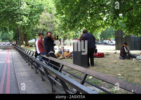 CAMP de migrants sans-abri dans la région de Park Lane, Mayfair, Londres AUTORISÉ PAR LA POLICE, MAIS LE CAMP EST LÀ DEPUIS CES PHOTOGRAPHIES ONT ÉTÉ PRISES EN 2013. Deux DES HOMMES masquer leurs visages. Certains ont de leurs mains contre de l'argent. Une HAUSSE DE LA CRIMINALITÉ DANS LA ZONE DE MAYFAIR a été rapporté. La plupart de ces campeurs bulgare et roumaine SE DÉPLACER DE HAUT EN BAS PARK LANE à Marble Arch fréquemment. Expulser les habitants de la rue qui sont citoyens de l'UE est illégale. CAMPS DE MIGRANTS. Les migrants économiques. Le vagabondage. Vagabonds. Vagabonds par choix. Banque D'Images