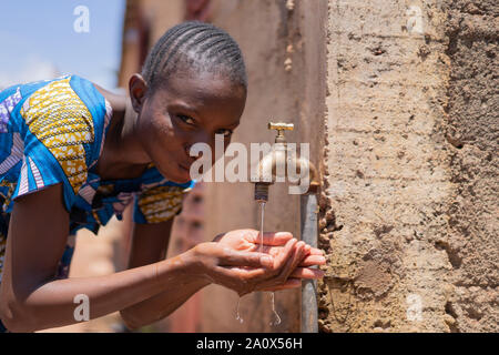 Gros plan : Noir de l'Afrique de l'Adolescente l'eau potable Banque D'Images