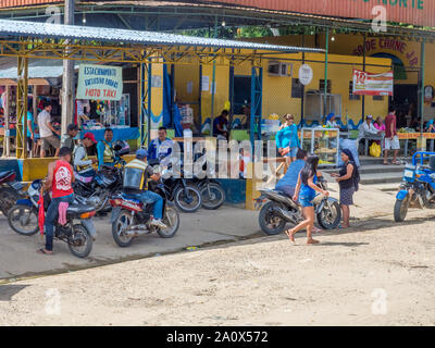 Benjamin Constant, le Brésil - le 09 décembre 2017 : Bazar dans le port sur le fleuve Amazone, au Brésil. L'Amérique du Sud Banque D'Images