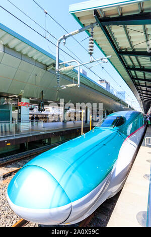 Shinkansen de Tokyo, bullet train, gare. Vue de la plate-forme de série E5 est du Japon Tohoku Shinkansen, train à grande vitesse. Le nez et l'avant du train. Banque D'Images