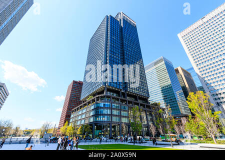 Le Japon, Tokyo. Vue au niveau du sol de l'histoire 36 Shin Marunouchi Building, communément appelé Marubiru. Boutique de mode chevrons sur rez-de-chaussée. Banque D'Images