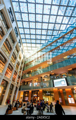 Tokyo, Marunouchi. JP tower KITTE l'intérieur du bâtiment. L'atrium triangulaire, étages de boutiques, toit et rez-de-chaussée coin avec des gens. La journée. Banque D'Images