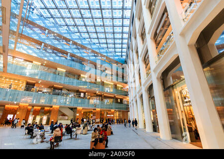 Tokyo, Marunouchi. JP tower KITTE l'intérieur du bâtiment. L'atrium triangulaire, étages de boutiques, toit et rez-de-chaussée coin avec des gens. La journée. Banque D'Images