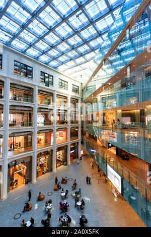 Tokyo, Marunouchi. JP tower KITTE l'intérieur du bâtiment. L'atrium triangulaire, étages de boutiques, toit et rez-de-chaussée coin avec des gens. La journée. Banque D'Images