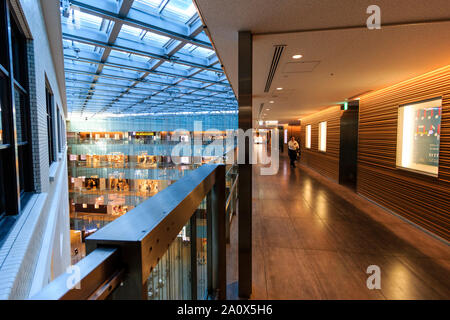 Tokyo, Marunouchi. JP tower KITTE l'intérieur du bâtiment. Vue d'angle de l'allée, atrium triangulaire, boutiques et le toit. La journée. Les gens. Banque D'Images