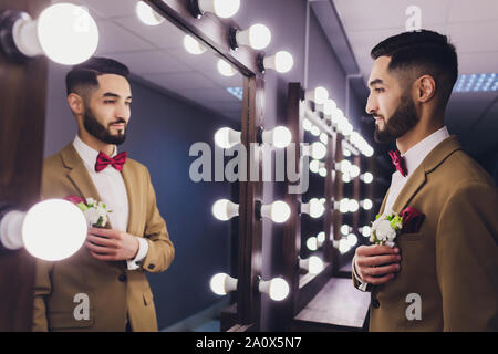 Fort beau barbu élégant groom posing près de miroir. Banque D'Images