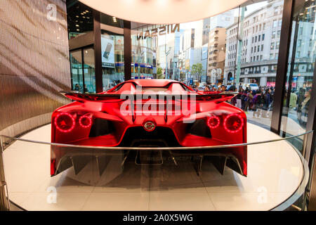 Phare Nissan showroom, Ginza, Tokyo. Affichage de la voiture concept 2020 Granturismo, sur une plate-forme tournante à la façade de verre de bâtiment. Banque D'Images