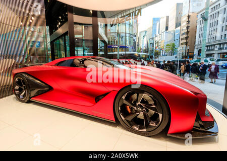 Phare Nissan showroom, Ginza, Tokyo. Affichage de la voiture concept 2020 Granturismo, sur une plate-forme tournante à la façade de verre de bâtiment. Banque D'Images