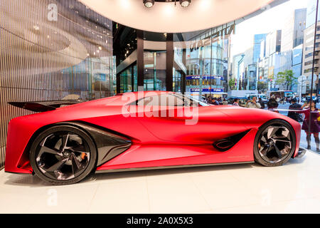 Phare Nissan showroom, Ginza, Tokyo. Affichage de la voiture concept 2020 Granturismo, sur une plate-forme tournante à la façade de verre de bâtiment. Banque D'Images