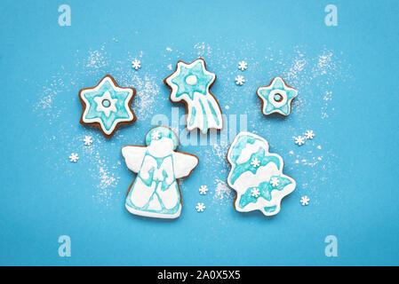 Les biscuits de Noël en forme de flocons de neige, des anges, des étoiles et des arbres de Noël Banque D'Images