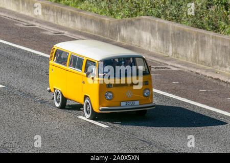 1977 70s jaune VW Volkswagen panel van; UK circulation automobile, transport, moderne, voitures de berline, pop top, caddy, transporter, camping-cars, kombi, combi, camping-cars, motorhome, conversion, Vee Dub, conversions, microbus, bus, autohome campeurs, Volkswagen Motorhomes sud sur l'autoroute M6 3 voies, Lancaster UK Banque D'Images