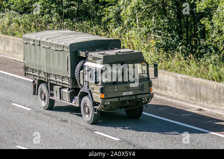 Man diesel British Army Canvas Covered Truck NS 13 AB ; camions lourds de livraison en vrac, transport, camion, transport, camion,fret militaire, véhicule, livraison, transport, industrie,Fret, sur la M6 à Lancaster, Royaume-Uni Banque D'Images