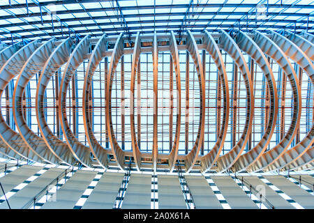 Le Japon, Tokyo International Forum. L'intérieur. Les pans de verre métal vu de toit directement ci-dessous. Éclairé avec une lumière douce, Blue Hour. Banque D'Images